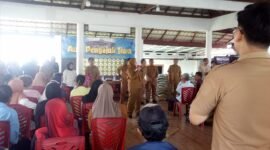 Walikota Bandarlampung, Eva Dwiana, ketika membagikan bantuan beras. Foto: Niko. 
