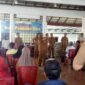 Walikota Bandarlampung, Eva Dwiana, ketika membagikan bantuan beras. Foto: Niko. 