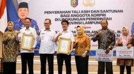 Sekdaprov, Fahrizal Darminto, saat melakukan pelepasan pejabat purna bakti. Foto: Humas. 