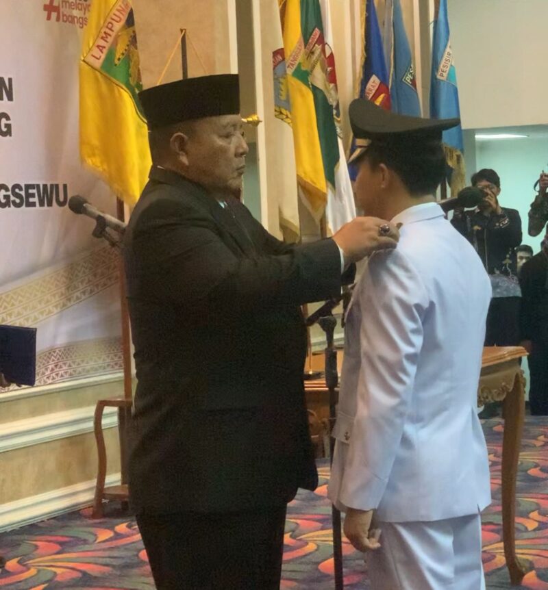 Gubernur Lampung, Arinal Djunaidi, ketika melantik Marindo Kurniawan. Foto: Luki. 