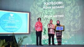 Foto: Kepala Dinas Lingkungan Hidup Kota Metro Ardah, menerima penghargaan Adipura dari KLHK. (Ist/NK)