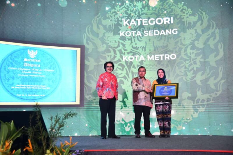 Foto: Kepala Dinas Lingkungan Hidup Kota Metro Ardah, menerima penghargaan Adipura dari KLHK. (Ist/NK)