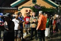 Foto: Bupati Pesawaran Dendi Ramadhona, meninjau langsung warga yang terkena banjir di Desa Sukajaya Lempasing, Senin Malam (11/4/2024). (Soheh/NK)