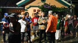 Foto: Bupati Pesawaran Dendi Ramadhona, meninjau langsung warga yang terkena banjir di Desa Sukajaya Lempasing, Senin Malam (11/4/2024). (Soheh/NK)