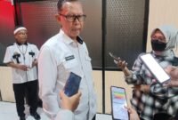 Sekdaprov Lampung, Fahrijal Darminto, ketika diwawancarai awak media. Foto: Luki.
