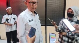 Sekdaprov Lampung, Fahrijal Darminto, ketika diwawancarai awak media. Foto: Luki.