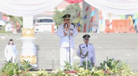 Gubernur Lampung, Arinal Djunaidi, ketika memimpin upacara peringatan HUT Lampung yang ke-60. Foto: Adpim.
