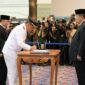 Gubernur Lampung ketika mengambil sumpah jabatan Pj. Bupati Lampung Timur, Asworodi. Foto: Diskominfo Lampung. 