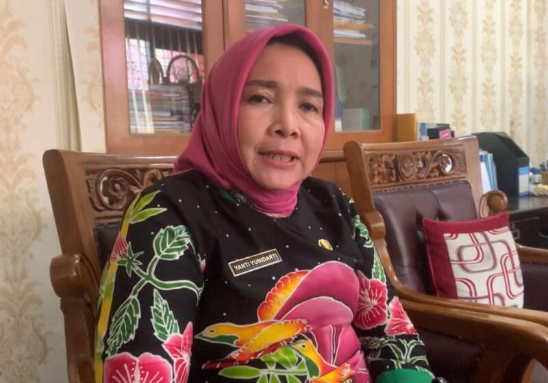 PLH Disnaker Lampung, Yanti Yunidarti, ketika diwawancarai. Foto: Arsip Luki. 