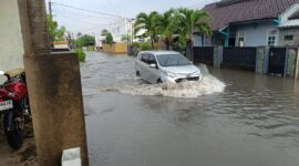 Jalan Perintis E di Kelurahan Waydadi Baru, Sukarame, Bandarlampung usai diguyur hujan deras. Foto: Arsip/Agis