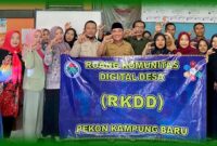 Peserta pelatihan digital marketing foto bersama Kepala Pekon Kempungbaru, Kecamatan Kotaagung Timur, Kabupaten Tanggamus (tengah baju PNS) didampingi Astoni, Kader Pekon Digital Kampung baru (kanan Kepala Pekon), Selasa (30/4). (Arj/NK)
