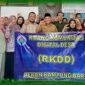 Peserta pelatihan digital marketing foto bersama Kepala Pekon Kempungbaru, Kecamatan Kotaagung Timur, Kabupaten Tanggamus (tengah baju PNS) didampingi Astoni, Kader Pekon Digital Kampung baru (kanan Kepala Pekon), Selasa (30/4). (Arj/NK)