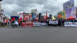 Ratusan buruh dalam peringkat Hari Buruh sedunia di Tugu Adipura, Rabu (1/5). Foto: Agis