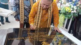 Gubernur Lampung, Arinal Djunaidi, ketika melakukan penandatanganan prasasti. Foto: Luki.