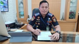 Kepala UPT PKB Kota Bandarlampung, Andy Koenang, saat diwawancarai di kantornya. Foto: Agis