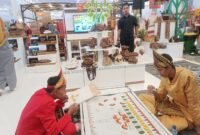 Kelompok berkebutuhan khusus ketika memamerkan kemampuan membatik kain di perhelatan Lampung Craft 2024. Foto: Luki. 