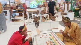 Kelompok berkebutuhan khusus ketika memamerkan kemampuan membatik kain di perhelatan Lampung Craft 2024. Foto: Luki. 