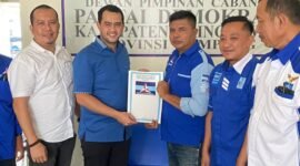 Wiriawan Sada Melindra saat mengambil berkas pendaftaran di DPC Partai Demokrat Pringsewu. (Foto: Lentera SL). 