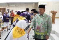 Gubernur Lampung, Arinal Djunaidi, ketika menyalami Jemaah haji. Foto: Adpim. 