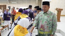 Gubernur Lampung, Arinal Djunaidi, ketika menyalami Jemaah haji. Foto: Adpim. 