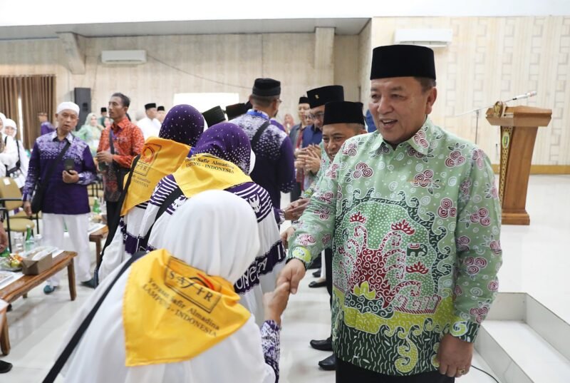Gubernur Lampung, Arinal Djunaidi, ketika menyalami Jemaah haji. Foto: Adpim. 