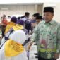 Gubernur Lampung, Arinal Djunaidi, ketika menyalami Jemaah haji. Foto: Adpim. 
