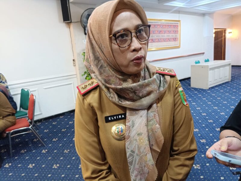 Kepala Bapeda Lampung, Elvira Umhami, ketika diwawancarai. Foto: Luki. 