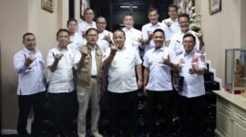 Gubernur Lampung, Arinal Djunaidi, ketika mengabadikan momen. Foto: Diskominfo. 