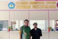 Prof. Dr. Bujang Rahman, Guru Besar FKIP Unila (kiri) bersama Ketua AMSI Wilayah Lampung Hendri Std.