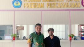 Prof. Dr. Bujang Rahman, Guru Besar FKIP Unila (kiri) bersama Ketua AMSI Wilayah Lampung Hendri Std.