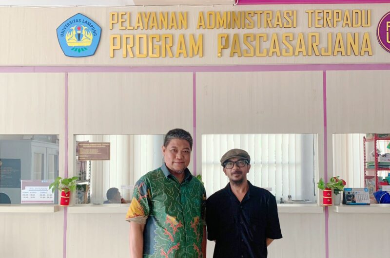 Prof. Dr. Bujang Rahman, Guru Besar FKIP Unila (kiri) bersama Ketua AMSI Wilayah Lampung Hendri Std.