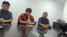 Kepala BPKAD Kota Bandarlampung, M Nur Ramdhan, didampingi Sekretaris BPKAD Zakky Irawan dan Humas Kota Bandarlampung Ali Rozi. (Foto: Agis) 