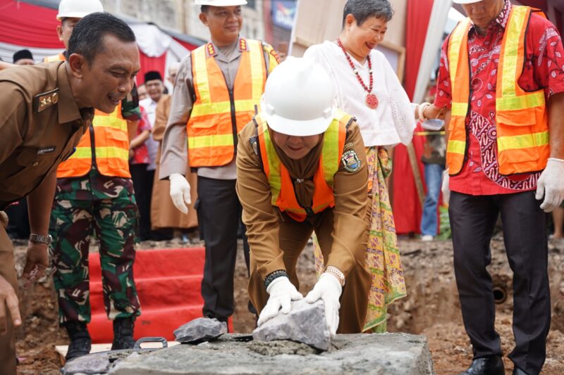 Peletakan batu pertama Tugu Pagoda dan Gapura Teluk Betung oleh Walikota Eva Dwiana. (Foto: Dok. Humas) 