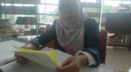 Kepala Bidang Deposit Perpustakaan Lampung, Yanti, ketika diwawancarai. Foto: Luki. 