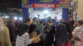 Antrean panjang yang membuat di outle PRL. 