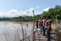 Aparat Kepolisian dan masyarakat memantau letusan Keramikan Suoh dan jauh, Jumat (25/5/2024). (Iwan/NK)