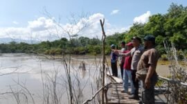 Aparat Kepolisian dan masyarakat memantau letusan Keramikan Suoh dan jauh, Jumat (25/5/2024). (Iwan/NK)