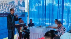 Ketua PWI Lampung Wirahadikusumah, SP saat memberikan sambutan dan arahan kepada jajaran pengurus PWI Tubaba. (Arie/NK)