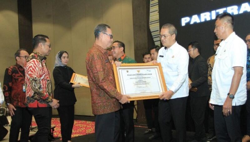 Sekretaris Daerah (Sekda) Kabupaten Tubaba, Novriwan Jaya, menerima penghargaan Paritrana Award  2023 dari Sekdaprov Lampung, Fahrizal Darminto, di Ballroom Hotel Novotel, Bandarlampung, Rabu (22/5/2024). (Arie/NK)