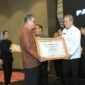 Sekretaris Daerah (Sekda) Kabupaten Tubaba, Novriwan Jaya, menerima penghargaan Paritrana Award  2023 dari Sekdaprov Lampung, Fahrizal Darminto, di Ballroom Hotel Novotel, Bandarlampung, Rabu (22/5/2024). (Arie/NK)