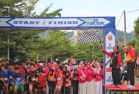 Pj bupati Lampung Barat Nukman, bersama Edi Nurinda Asdep Wawasan Pemuda Deputi Bidang Pemberdayaan Pemuda Kemenpora RI melepas peserta Fun Run. (Iwan/NK)