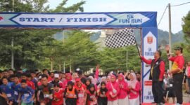 Pj bupati Lampung Barat Nukman, bersama Edi Nurinda Asdep Wawasan Pemuda Deputi Bidang Pemberdayaan Pemuda Kemenpora RI melepas peserta Fun Run. (Iwan/NK)