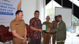 Prof. Dr. Bujang Rahman saat menerima plakat dari Ketua AMSI Wilayah Lampung, Hendri Std.