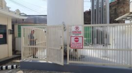 Petugas RS Graha Husada membuang seluruh oksigen akibat kebocoran pada Selasa siang (28/5). (Foto: Agis) 