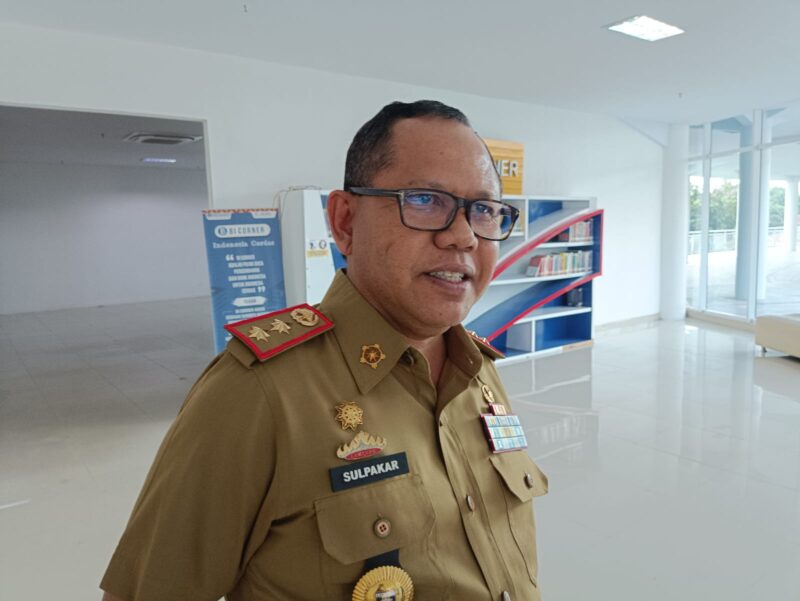 Kepala Disdikbud Lampung, Sulpakar, ketika diwawancarai. Foto: Luki. 