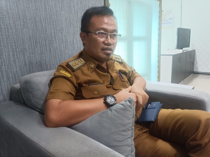 Plh Sekretaris Dinas BMBK Lampung, Hendriyanto, ketika diwawancarai. Foto: Luki. 