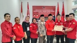 Wakil Ketua DPD PDI Perjuangan Lampung Bidang Keanggotan dan Organisasi, Dr Yanuar Irawan, menyerahkan Surat Tugas Parosil Mabsus sebagai bakal calon bupati Lampung Barat. (Iwan/NK)