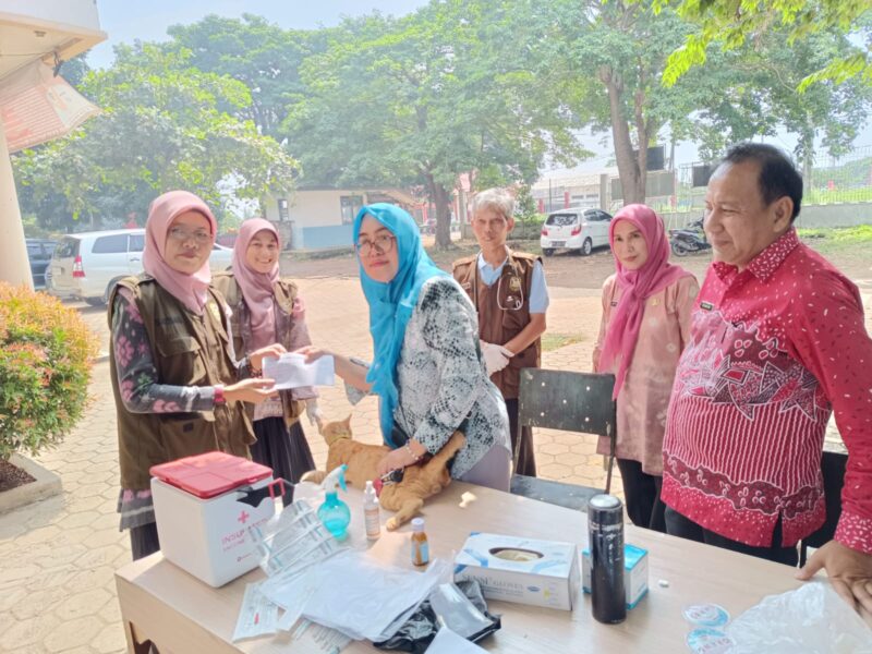 Kepala Distan Bandarlampung, Erwin, meninjau vaksinasi massal rabies. (Foto: Ist) 