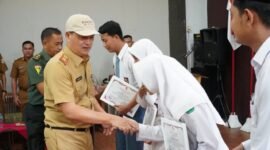 Sekdakab Tubaba Ir. Novriwan Jaya, SP menyerahkan secara simbolis piagam pelatihan Wawasan Kebangsaan Kesadaran Bela Negara yang di Selenggarakan Kesbangpol Tubaba di Wisma Asri, Tiyuh Tirta Makmur, Senin (3/6/2024). (Arie/NK)