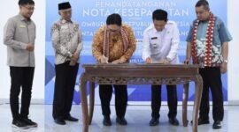 Pj Bupati Tubaba M Firsada, bersama Pimpinan Ombudsman RI Dadan Suparjo Suharmawijaya, menandatangani MoU tentang sinergi peningkatan kualitas penyelenggaraan pelayanan publik di Tubaba. (Arie/NK)